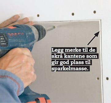 Skru fast den nye gipsplata i hullet Skru fast den nye gipsplata i hullet